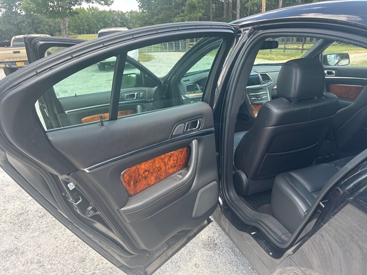 #400-•-2016-lincoln-mks-passenger-car-image-16