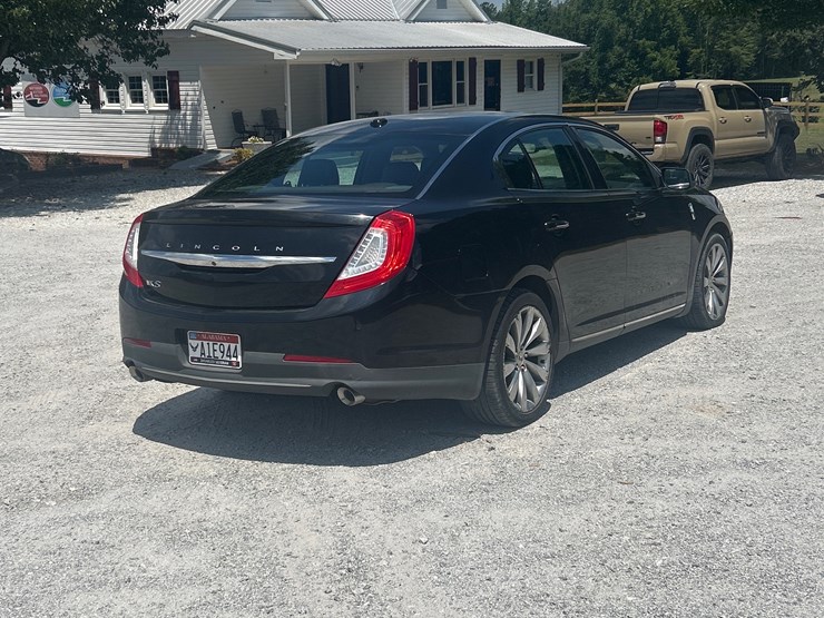 #400-•-2016-lincoln-mks-passenger-car-image-5
