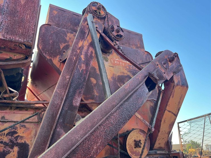 minneapolis-moline-101-harvester-image-10