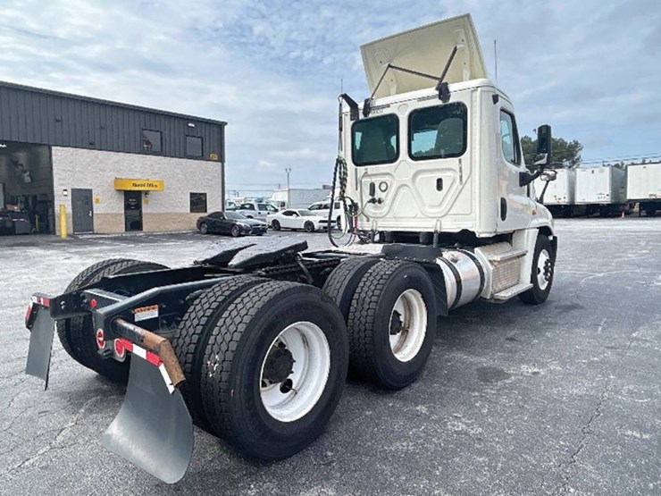 2018-freightliner-cascadia-125-image-2