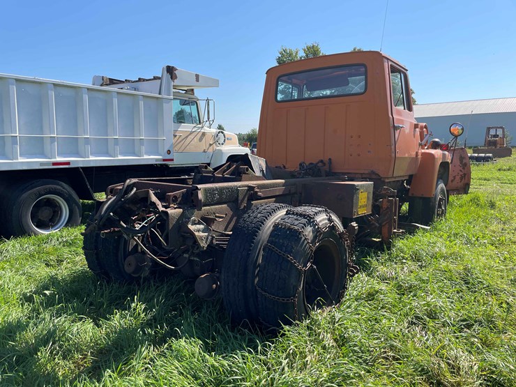 1984-ford-8000-image-6