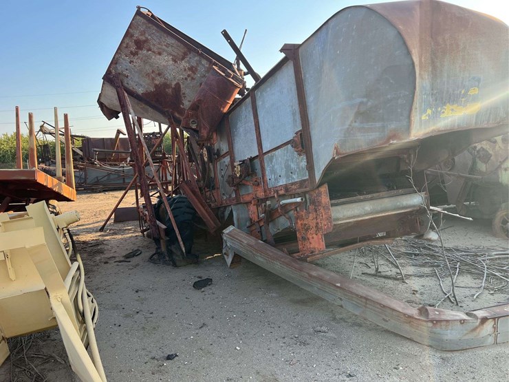 minneapolis-moline-pull-type-combine-image-3