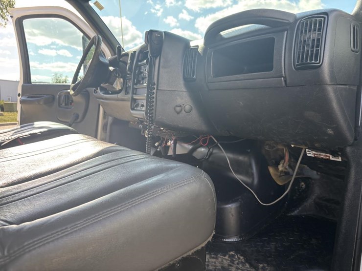 #5081-•-2005-gmc-c4500-4x4-single-axle-dump-truck-image-30