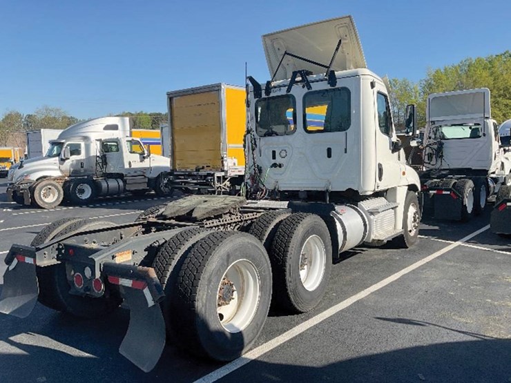 2018-freightliner-cascadia-125-image-2