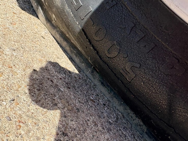 1958-honey-bee-hydro-loader-2wd-tractor-image-16