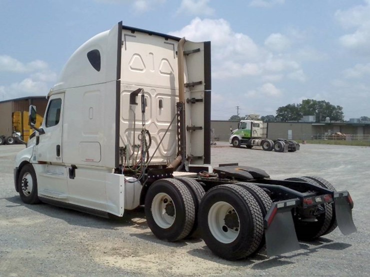2020-freightliner-cascadia-126-image-2