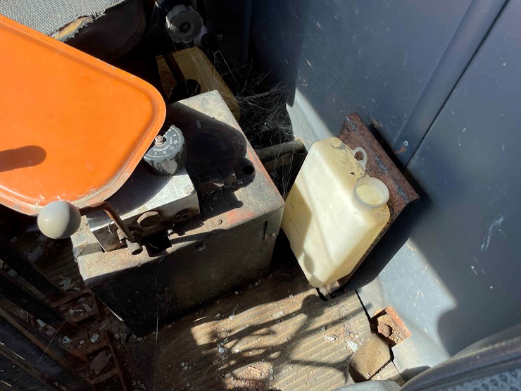 1984-ford-8000-image-57