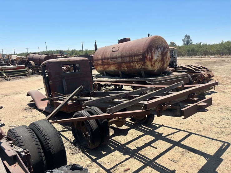 truck-cab-and-chassis-image-2