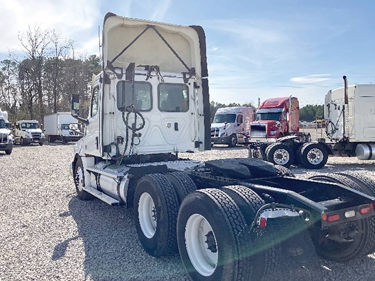 freightliner-cascadia-126-image-2