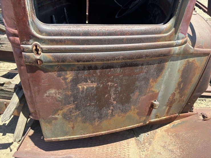 truck-cab-and-chassis-image-15