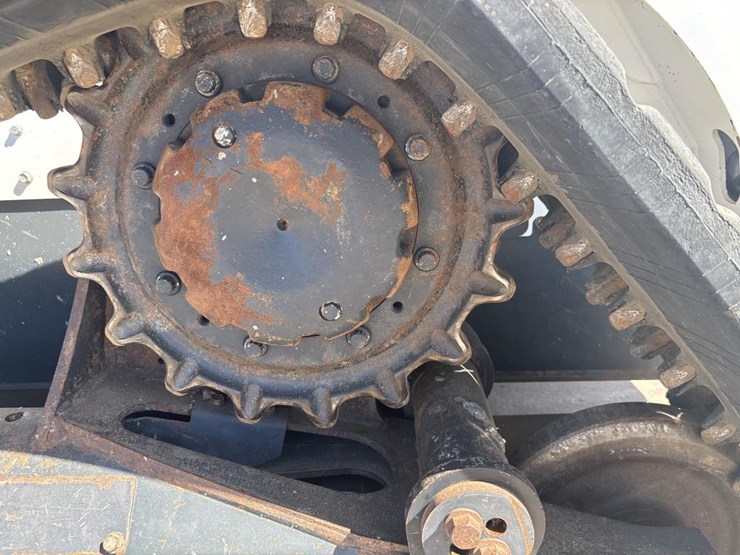 2022-bobcat-t870-image-45