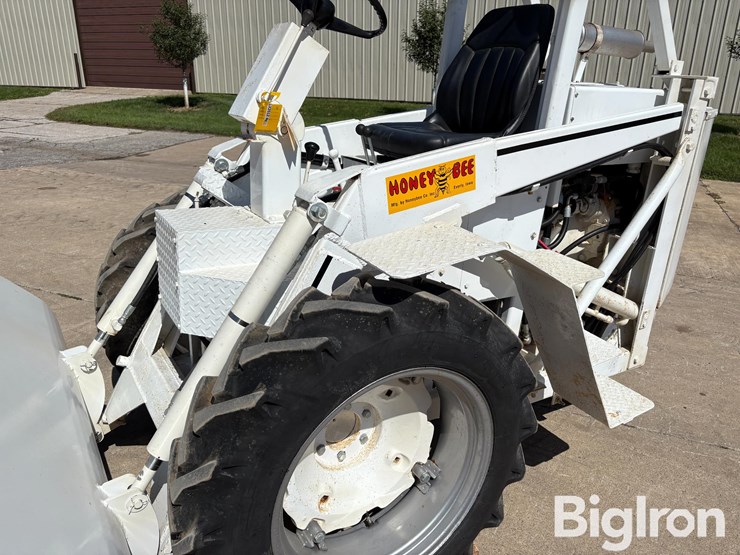 1958-honey-bee-hydro-loader-2wd-tractor-image-19