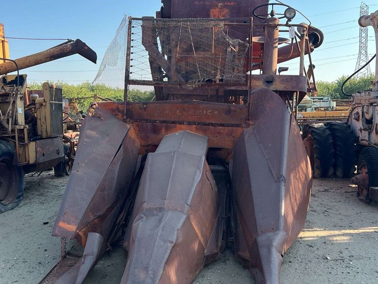 minneapolis-moline-101-harvester-image-3