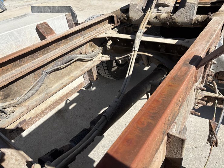 #5081-•-2005-gmc-c4500-4x4-single-axle-dump-truck-image-43