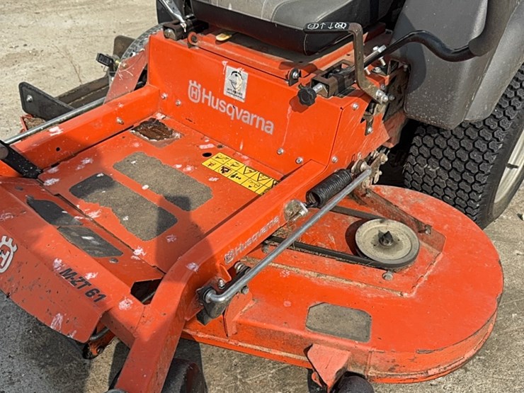 husqvarna-zero-turn-61-inch-deck-image-2