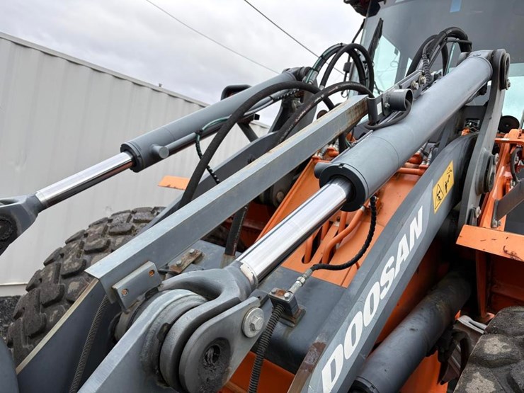 2015-doosan-dl200tc-5-image-15