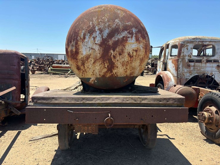 propane-tank-on-wagon-image-4