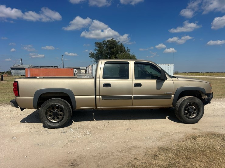 2004-chevrolet-2500-image-2