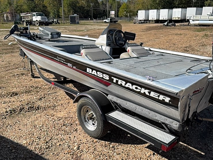 185-xt-pro-team-bass-tracker-with-75-horse-mercury-image-3