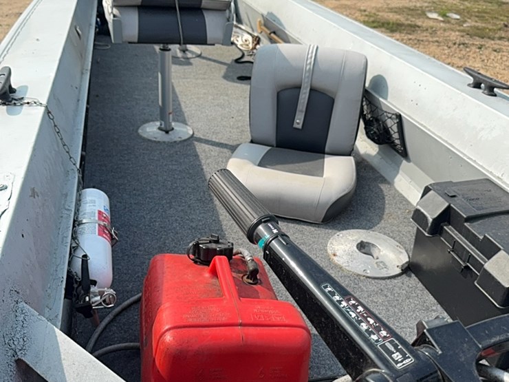 15-foot-fishing-boat-with-mercury-9.9-horse-motor-image-6
