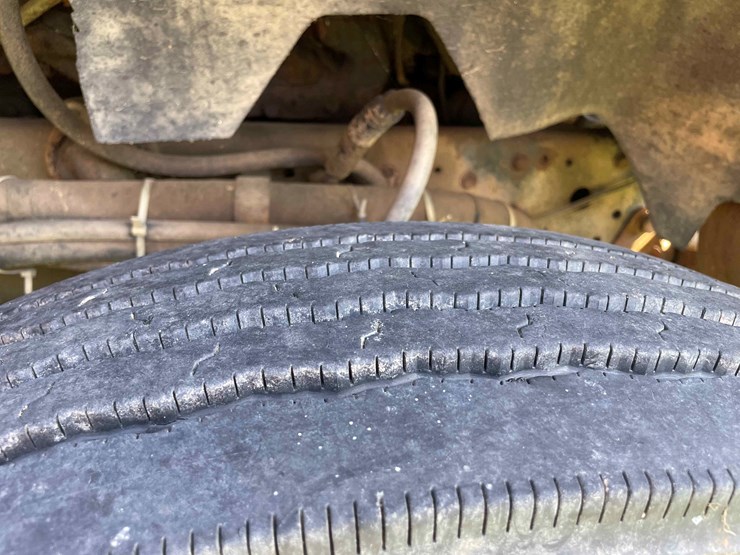 1984-ford-8000-image-37