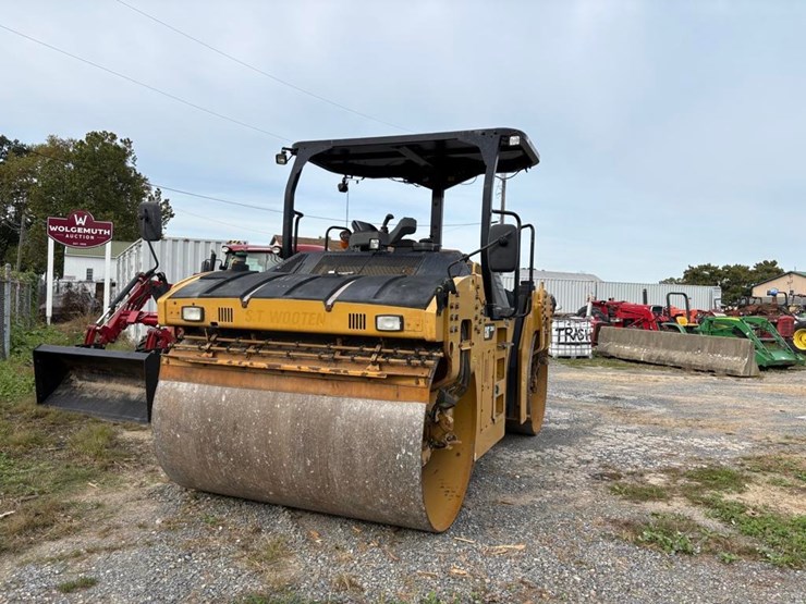 2016-caterpillar-cb64b-image-8