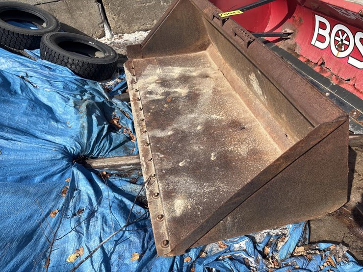 #5043-•-approx-88"-snow-bucket-image-1