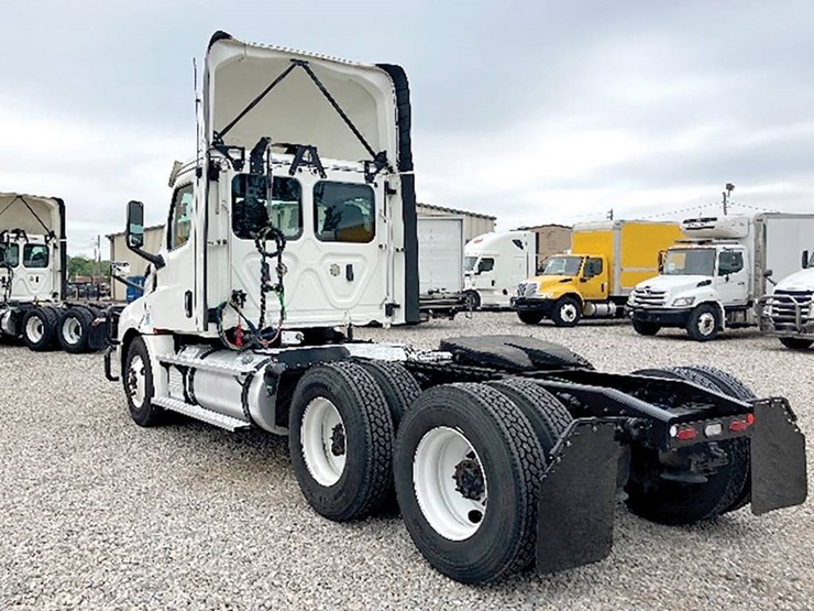 2020-freightliner-cascadia-126-image-2