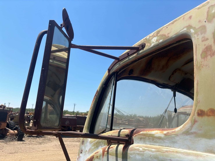 white-3000-truck-image-25