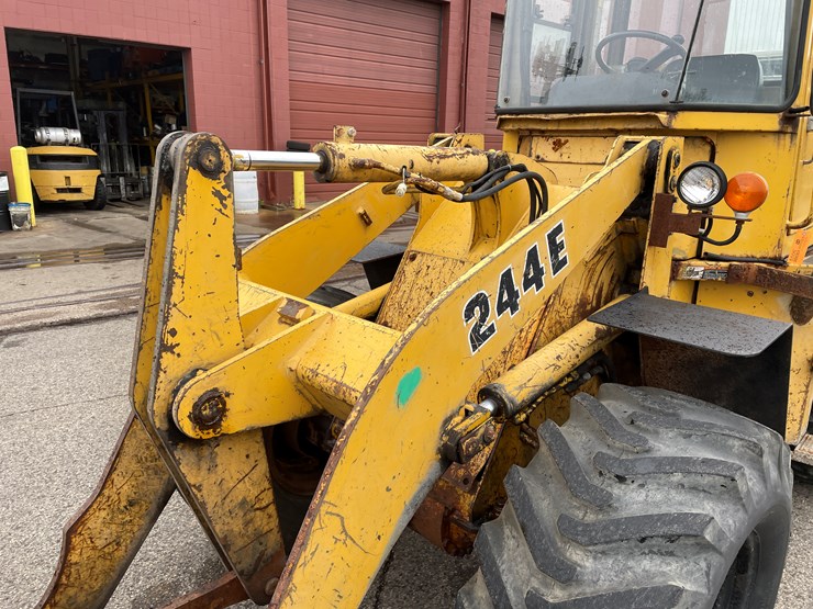 deere-244e-image-14