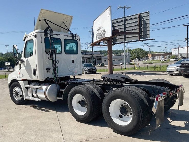 2018-freightliner-cascadia-126-image-2