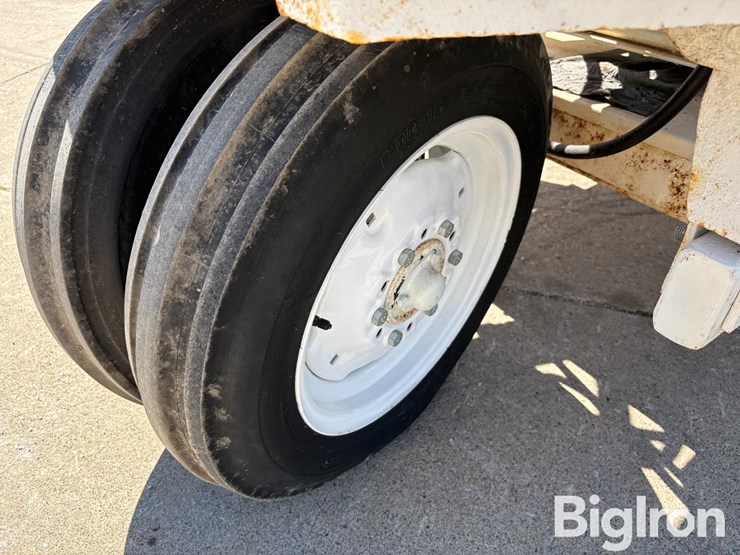 1958-honey-bee-hydro-loader-2wd-tractor-image-17