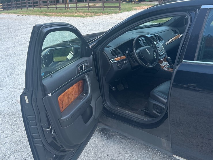 #400-•-2016-lincoln-mks-passenger-car-image-9