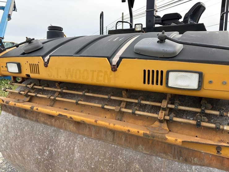 2016-caterpillar-cb64b-image-13