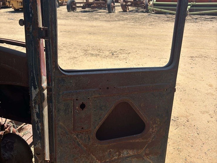 truck-cab-and-chassis-image-16