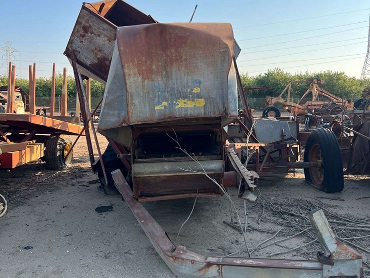 minneapolis-moline-pull-type-combine-image-4