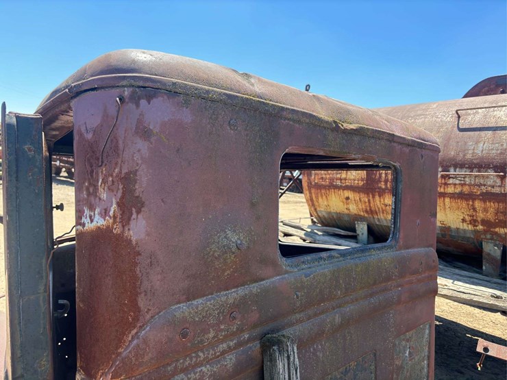 truck-cab-and-chassis-image-12