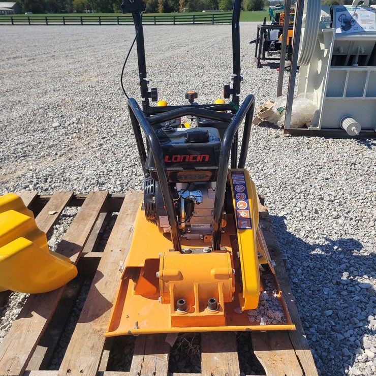 Vibratory plate compactor
