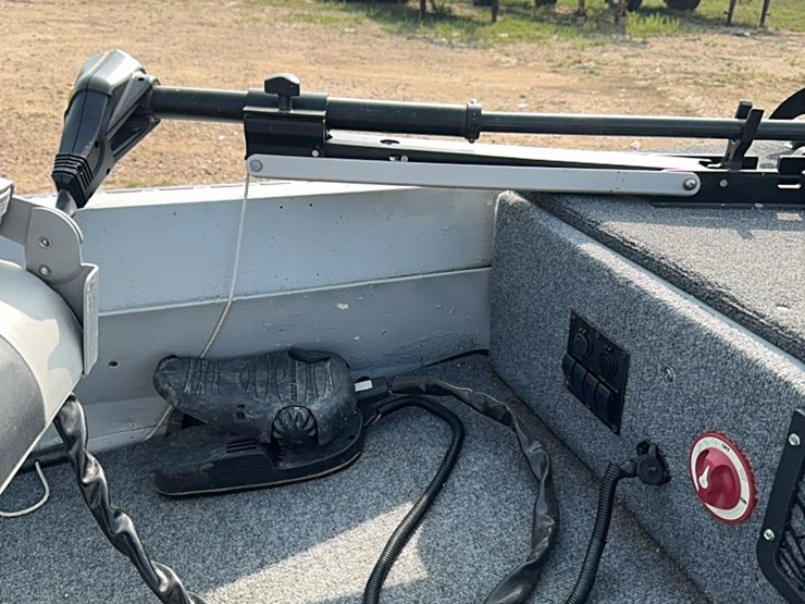 15-foot-fishing-boat-with-mercury-9.9-horse-motor-image-18