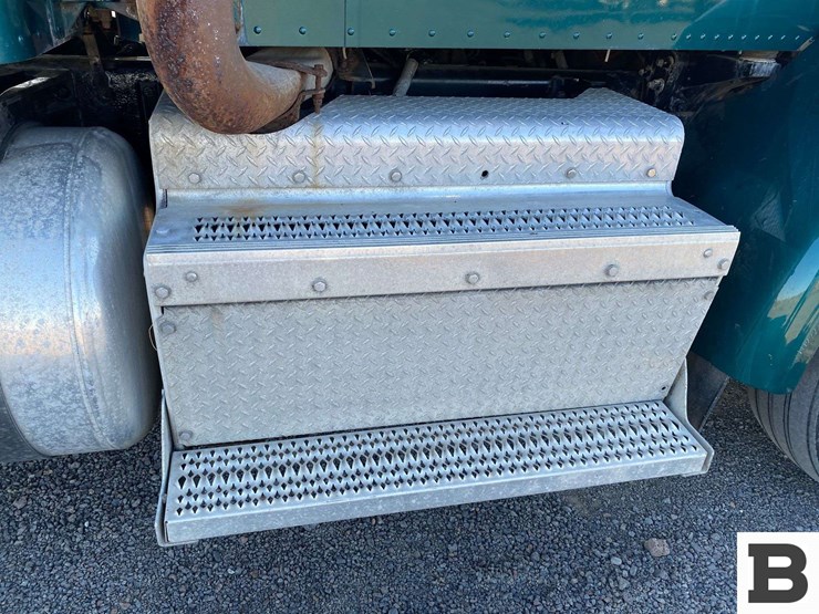 2013-peterbilt-367-image-37