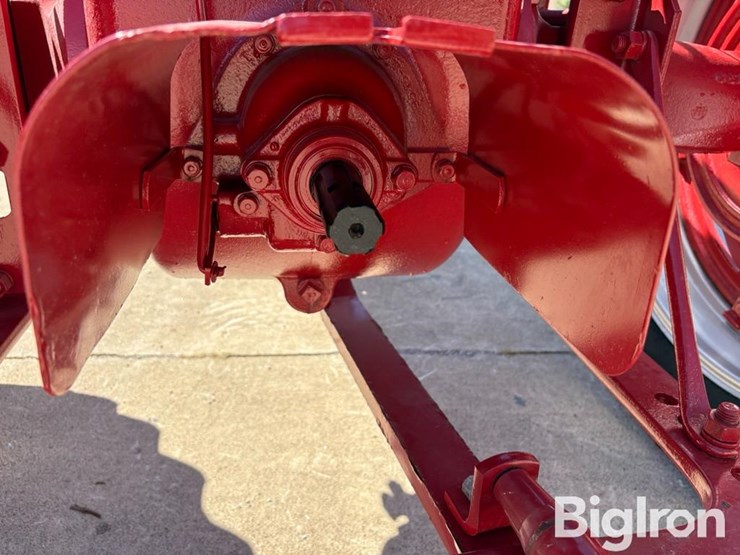 1953-ih-farmall-super-m-2wd-tractor-image-10