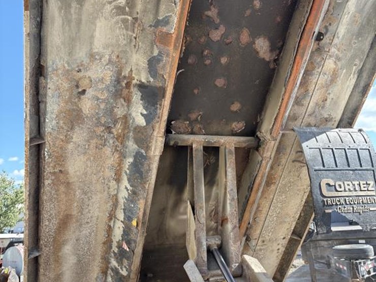 #5081-•-2005-gmc-c4500-4x4-single-axle-dump-truck-image-65