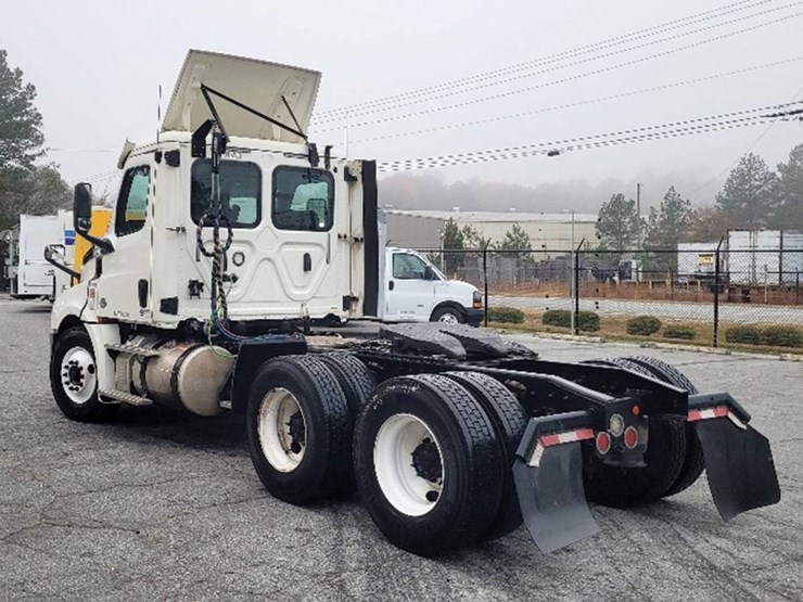 2018-freightliner-cascadia-126-image-2