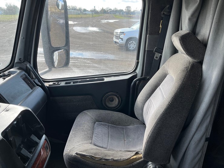 1998-volvo-semi-image-45