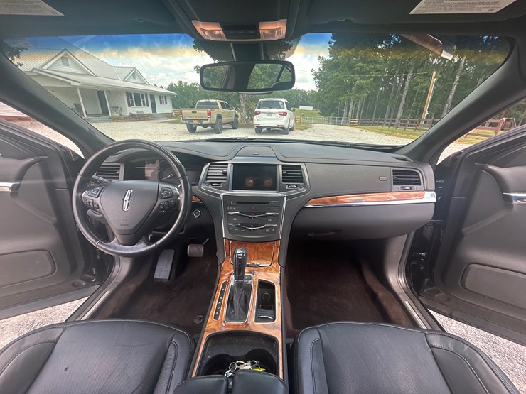 #400-•-2016-lincoln-mks-passenger-car-image-13