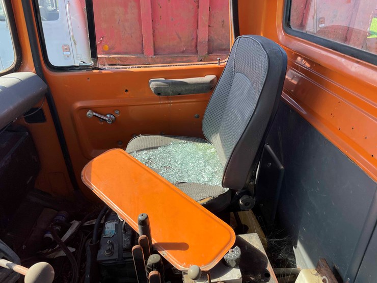 1984-ford-8000-image-54