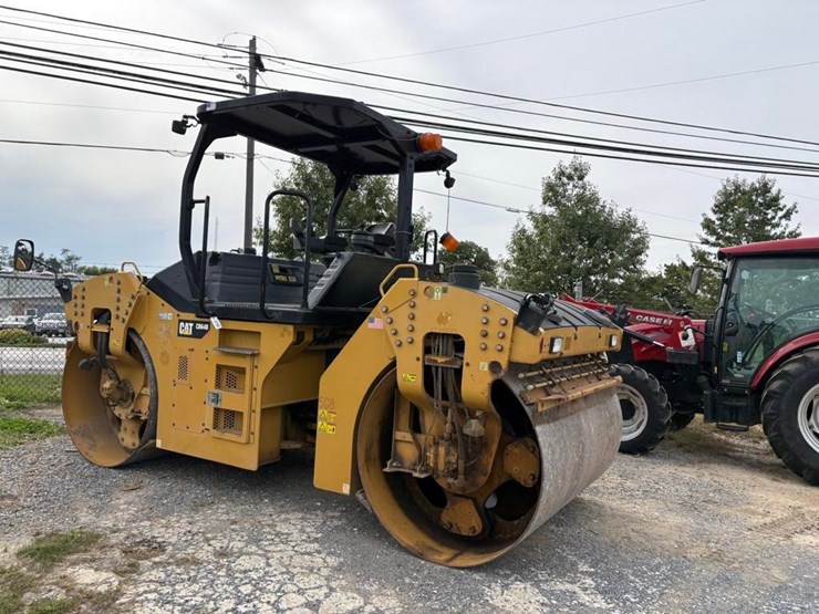 2016-caterpillar-cb64b-image-9