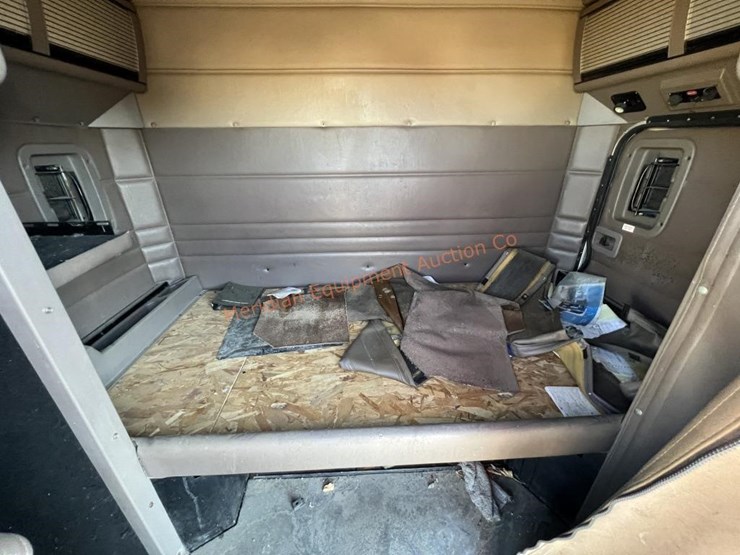 2005-peterbilt-379-image-9