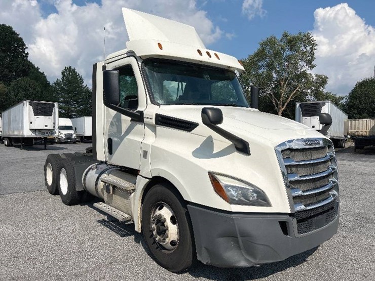 2018-freightliner-cascadia-126-image-1