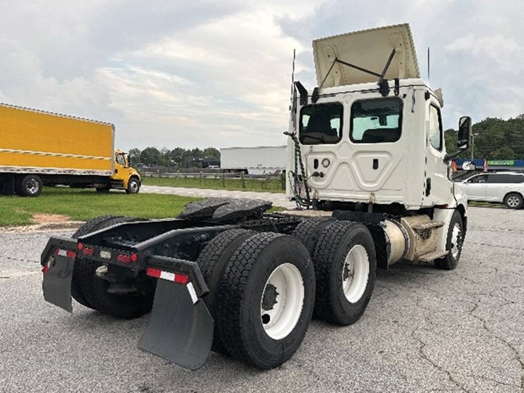 2018-freightliner-cascadia-126-image-2